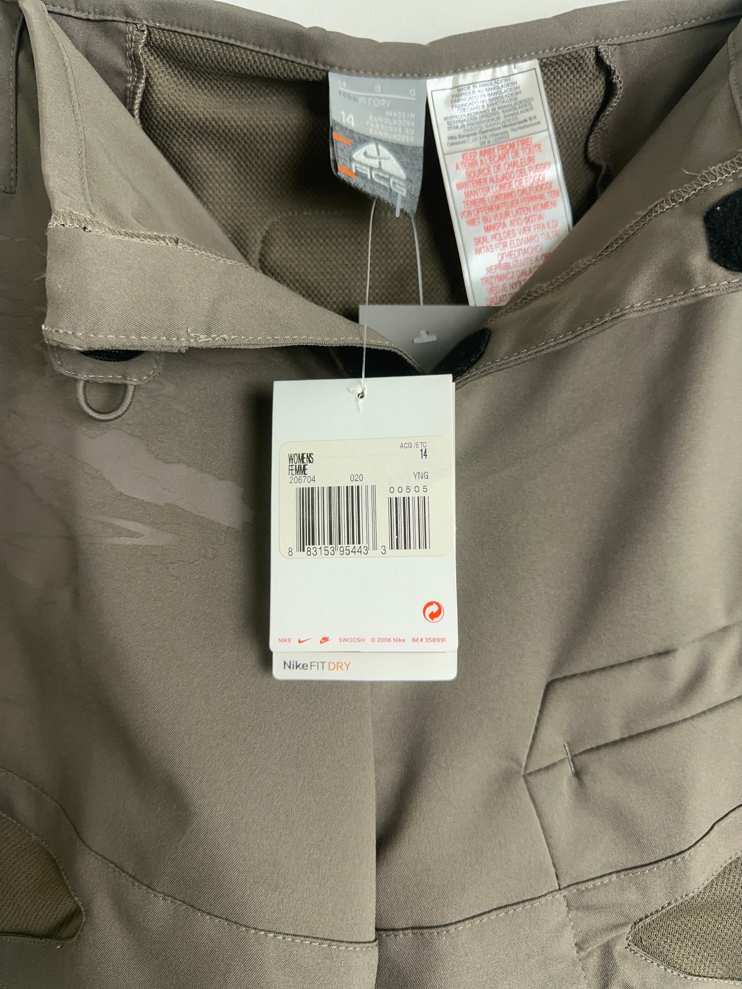 2006 BNWT Nike ACG Shorts (L)