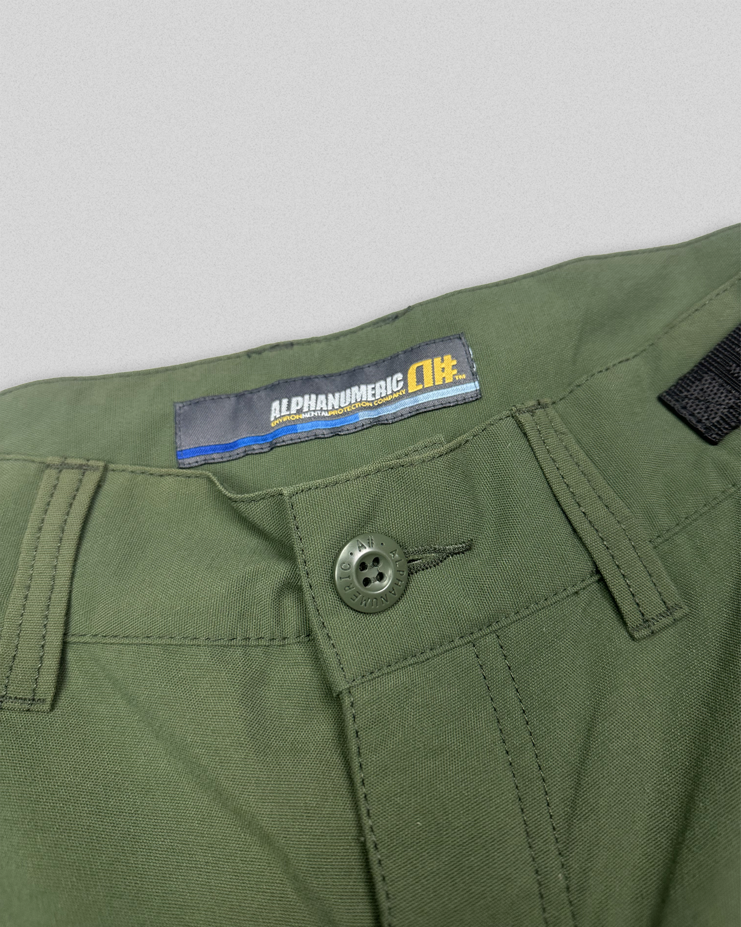 00's Alphanumeric Green Eggcell Cargo Shorts (32)