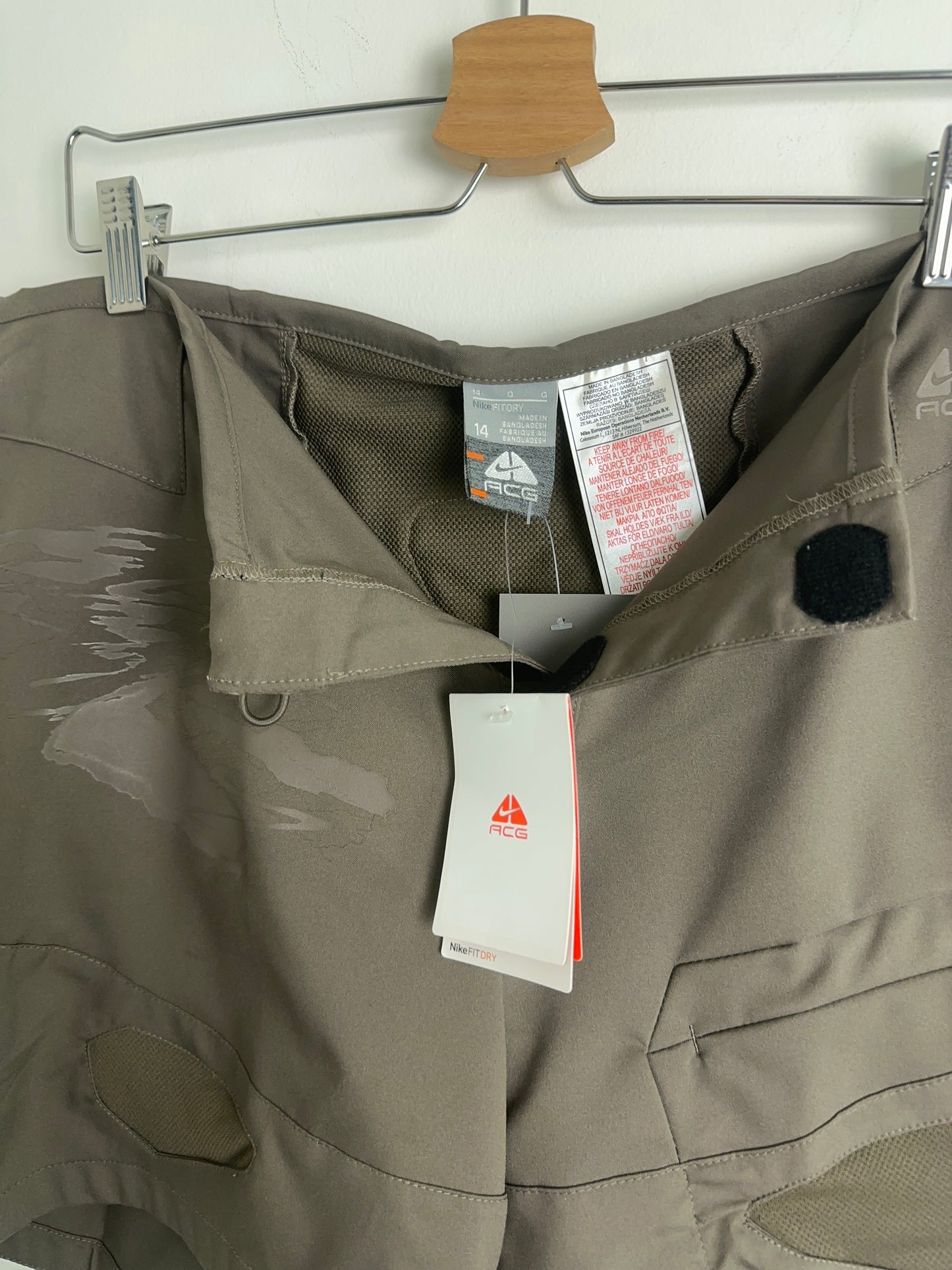 2006 BNWT Nike ACG Shorts (L)