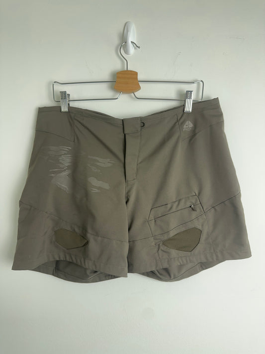 2006 BNWT Nike ACG Shorts (L)
