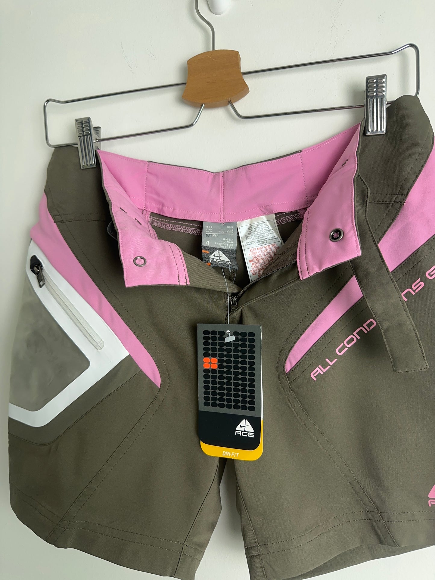 2005 BNWT Nike ACG Shorts (S)