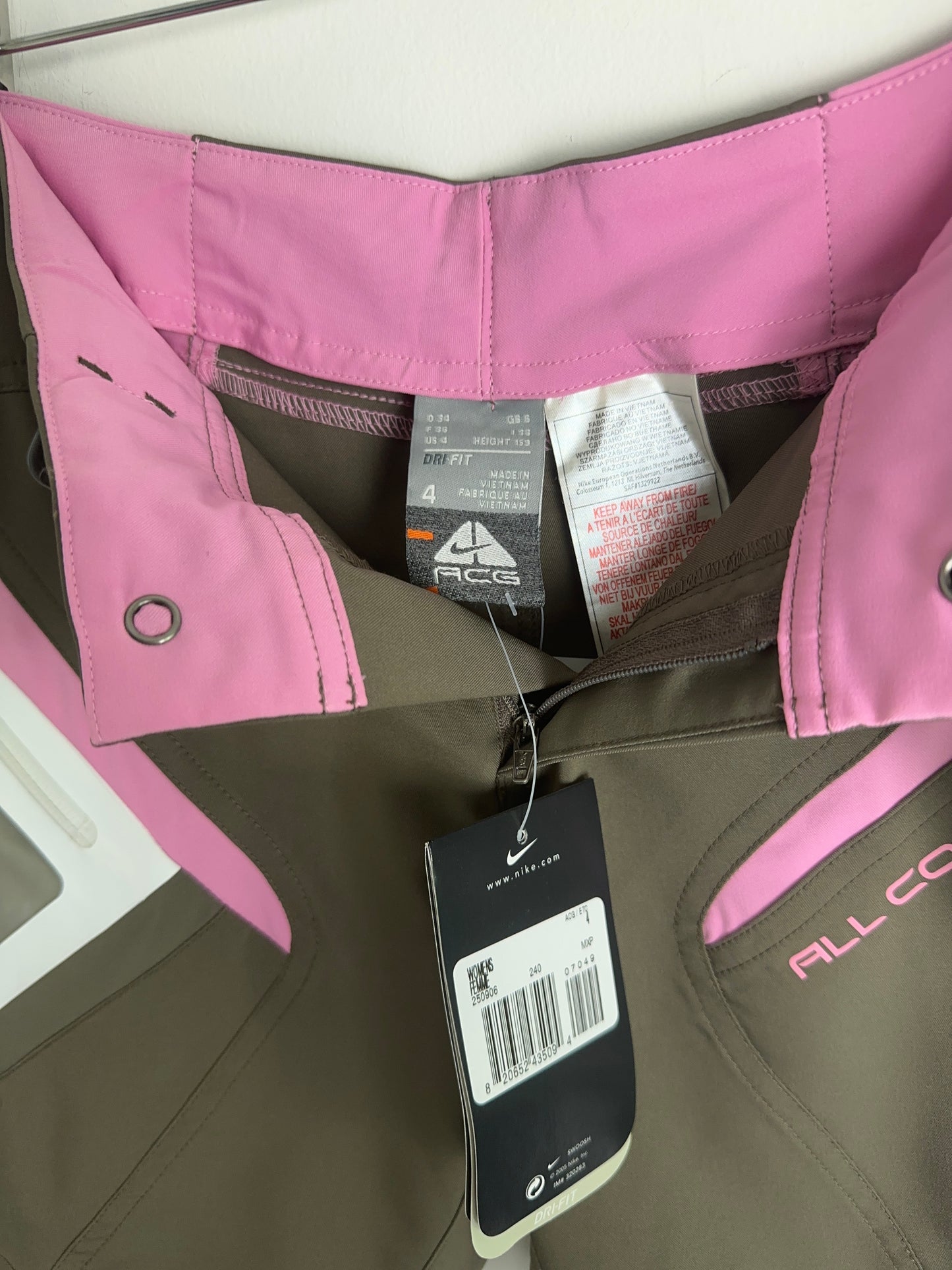 2005 BNWT Nike ACG Shorts (S)
